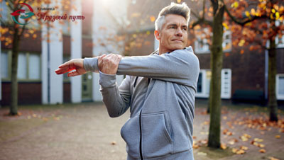 Мужчина на улице делает зарядку